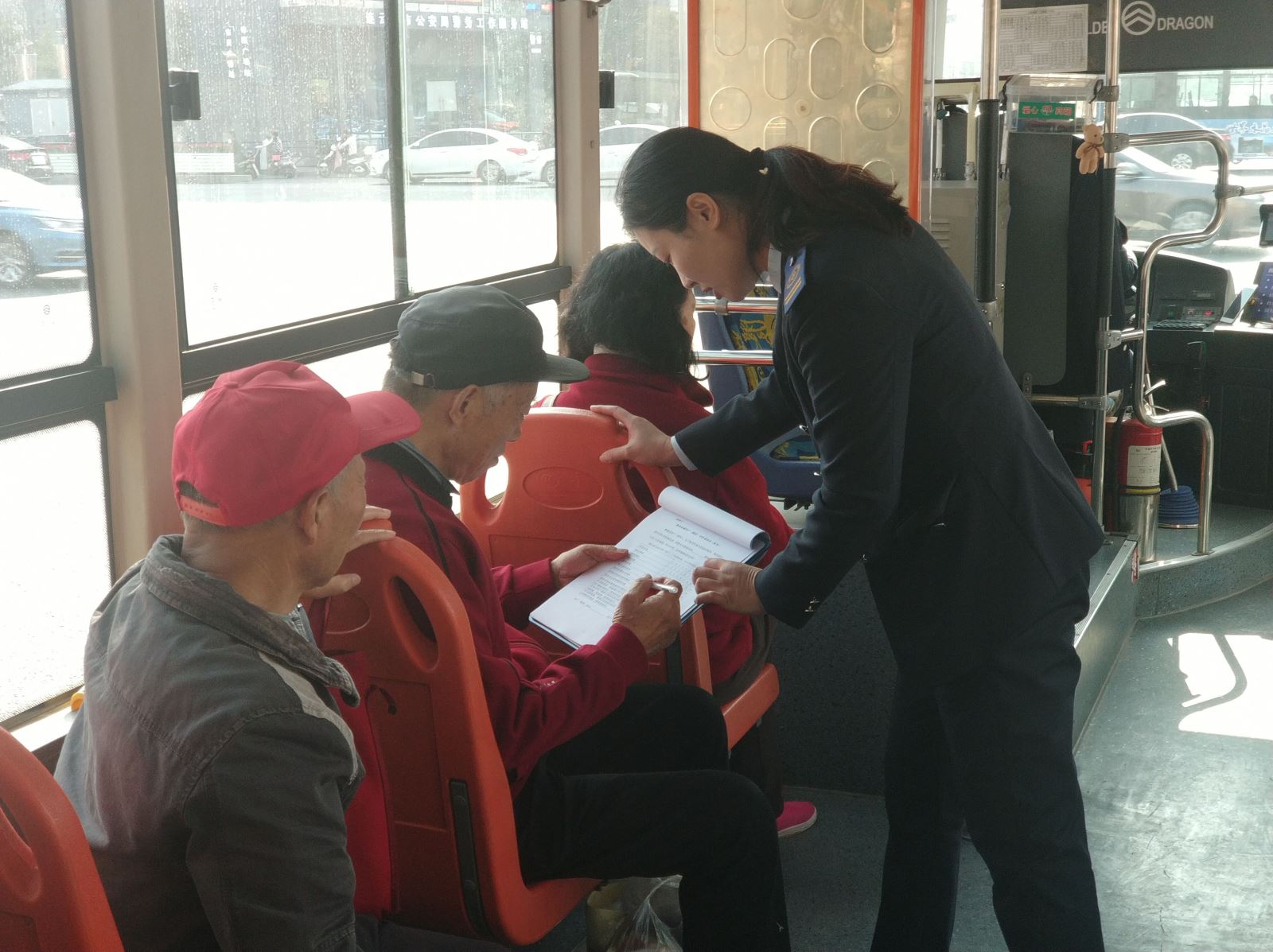 公交集團公交事業(yè)一部進車廂開展?jié)M意度調研活動